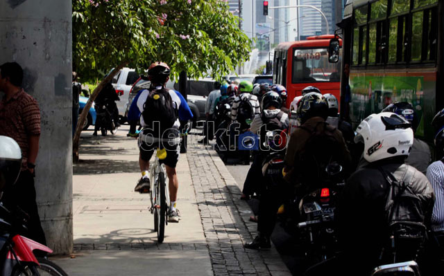 Ramai-ramai Rampok Hak Pejalan Kaki