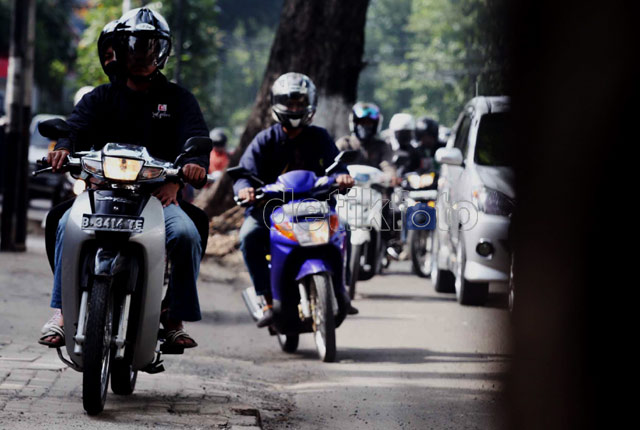 Ramai-ramai Rampok Hak Pejalan Kaki