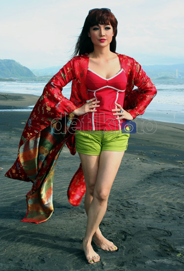 Pose Seksi Fifie Buntaran di Pelabuhan Ratu