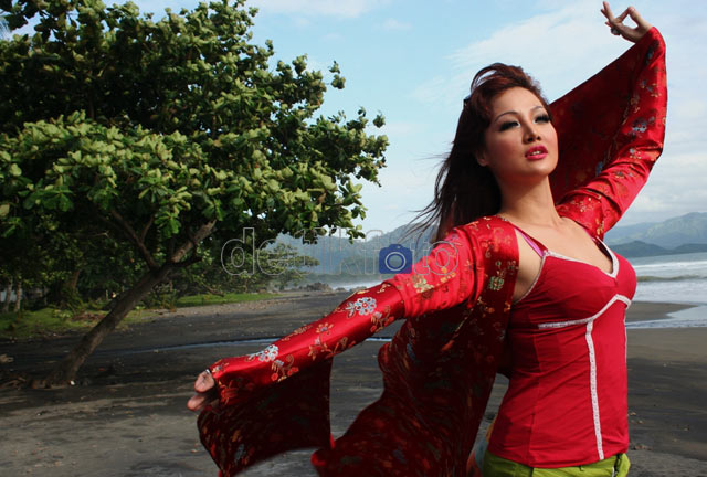 Pose Seksi Fifie Buntaran di Pelabuhan Ratu