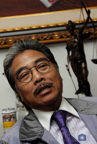 Hotma, Membela Pencuri Piring Sampai Koruptor