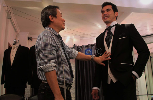 Atalarik Syah Fitting Jas Pengantin