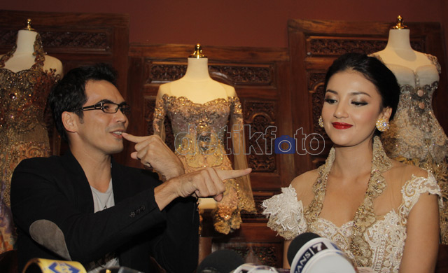 Yuk! Intip Atalarik Syah dan Tsania Fitting  Baju Pengantin