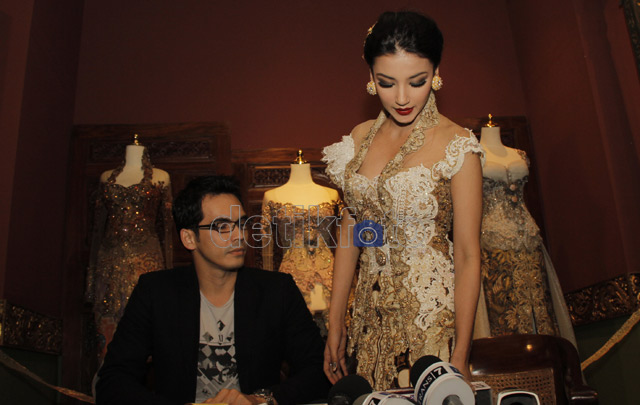 Yuk! Intip Atalarik Syah dan Tsania Fitting  Baju Pengantin