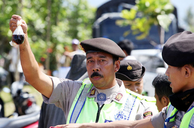 Suporter Viking Di Sweeping Aparat Polisi