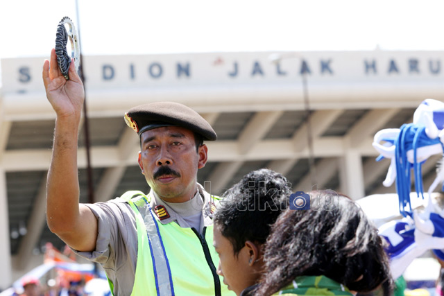 Suporter Viking Di Sweeping Aparat Polisi