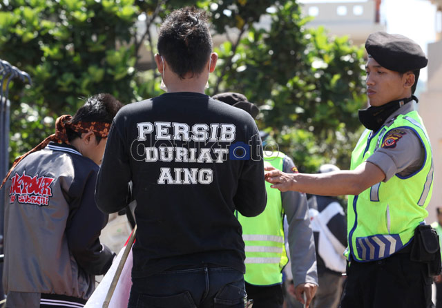 Suporter Viking Di Sweeping Aparat Polisi