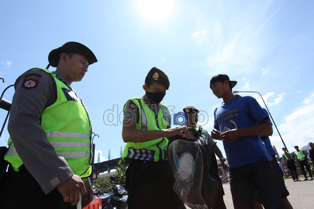 Suporter Viking Di Sweeping Aparat Polisi