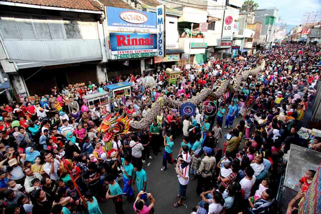 Ribuan Orang Padati Puncak Cap Go Meh