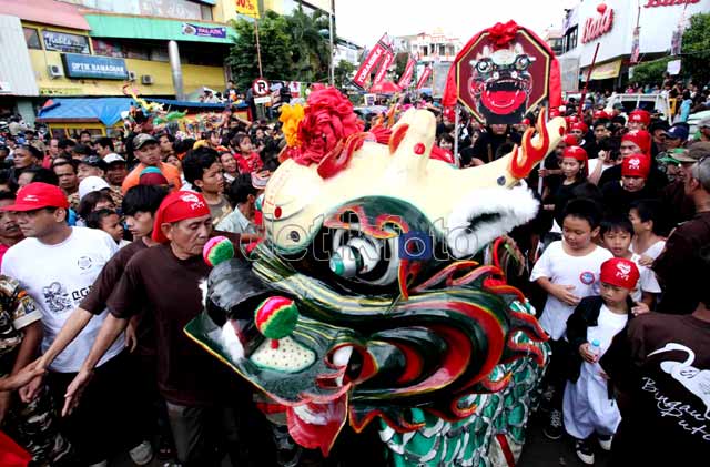 Ribuan Orang Padati Puncak Cap Go Meh