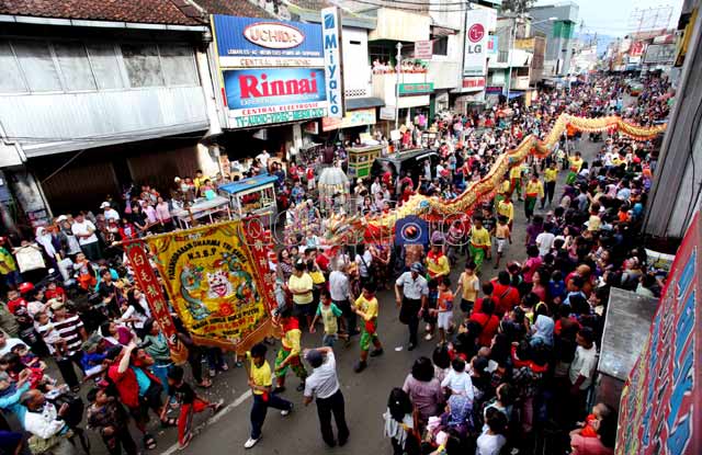 Ribuan Orang Padati Puncak Cap Go Meh