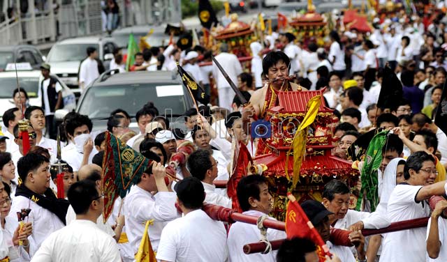 Ramai-ramai Mengarak Toapekong