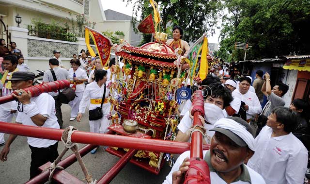 Ramai-ramai Mengarak Toapekong