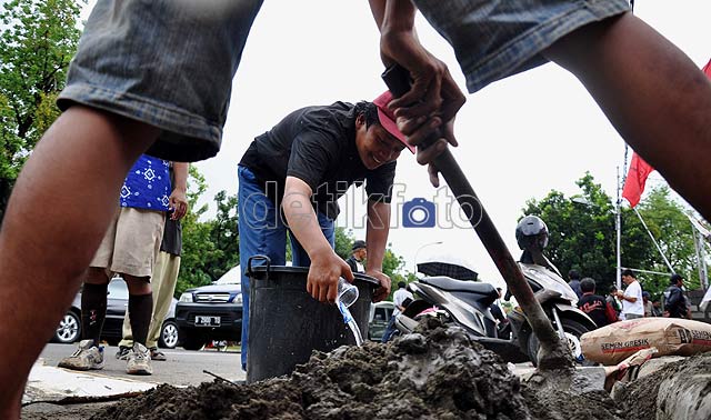 Pendemo Bangun Toilet di Kemendagri