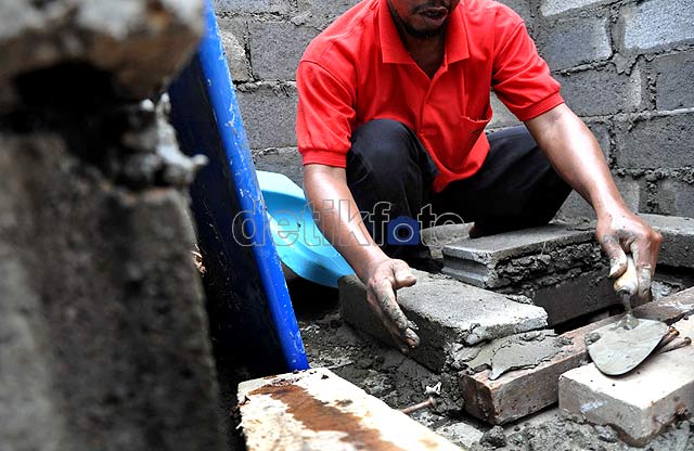 Pendemo Bangun Toilet di Kemendagri