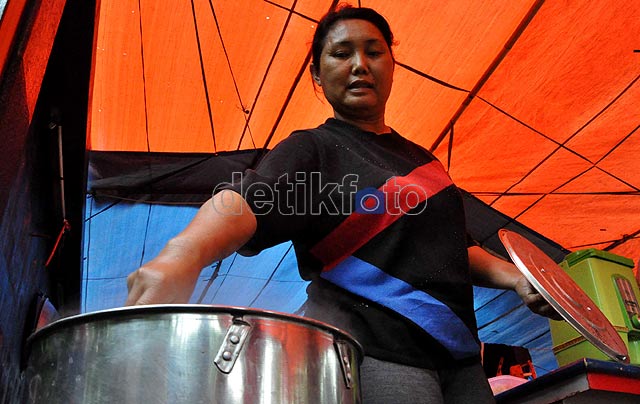 Pendemo Bangun Toilet di Kemendagri