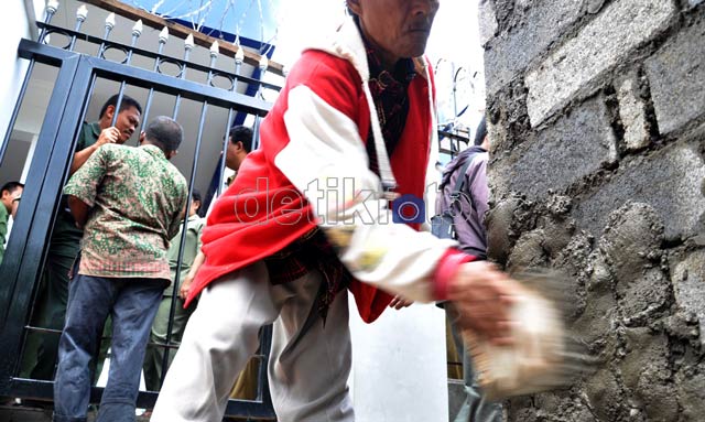 Pendemo Bangun Toilet di Kemendagri