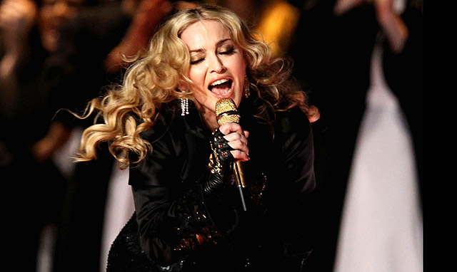 Aksi Spektakuler Madonna di Super Bowl