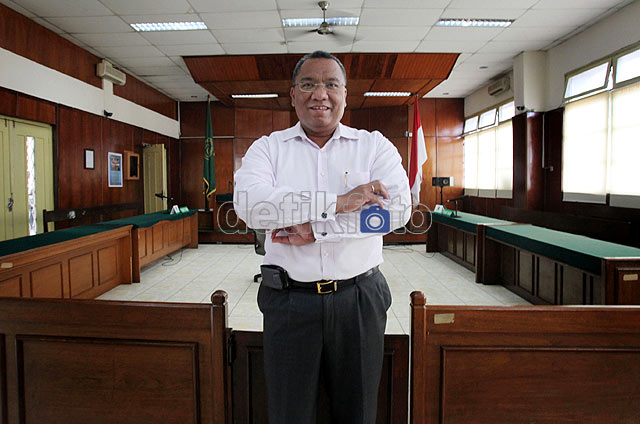 Dia Sendirian Melawan Raksasa Telkomsel