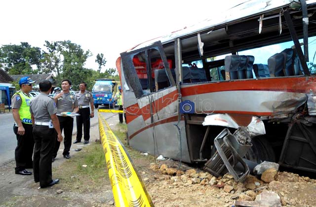 Bus Mira Seruduk Truk, 4 Orang Tewas