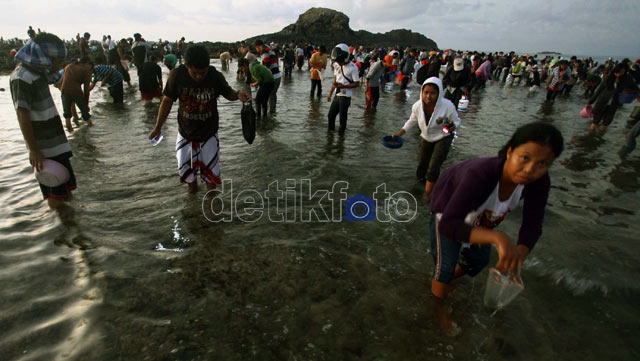 Ribuan Orang Berkumpul di Festival Bau Nyale