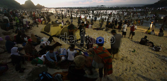 Ribuan Orang Berkumpul di Festival Bau Nyale