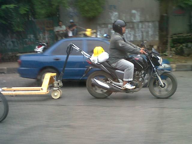 Motor Tarik Hand Lift di Jalan