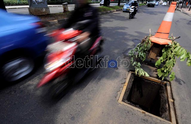 Awas! Lubang Menganga di Jalan Sudirman