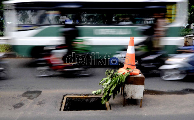 Awas! Lubang Menganga di Jalan Sudirman