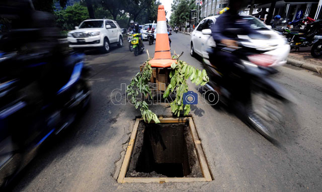 Awas! Lubang Menganga di Jalan Sudirman