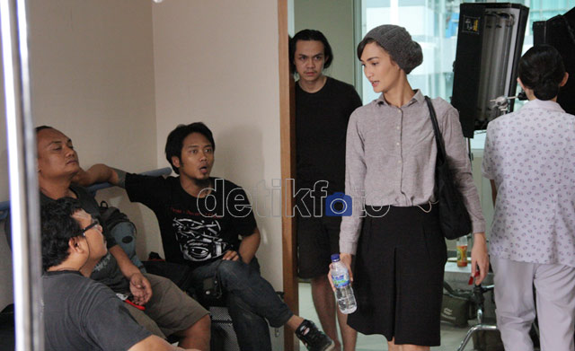 Rio Dewanto & Atiqah Hashiolan Syuting 'Hello Goodbye'