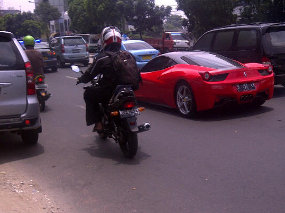 VIDEO FERRARI MERAH DI MAMPANG MISTERIUS 2012 (YOUTUBE) 