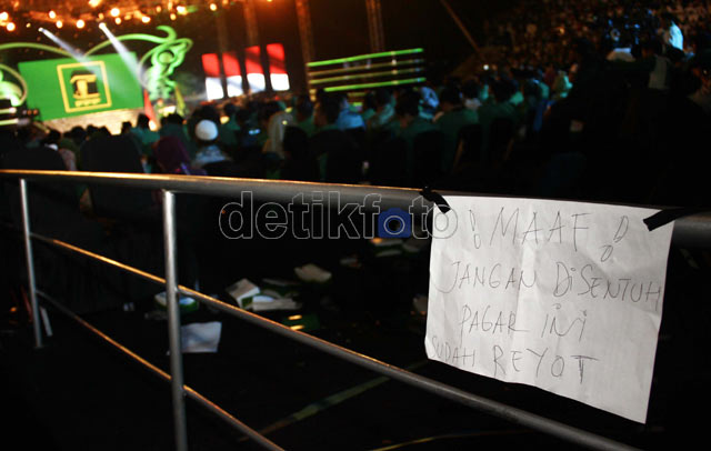 Brakkk !! Panggung PPP Roboh