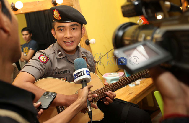 [imagetag] Polteng Bripda Saeful Bahri Unjuk Kebolehan Main Gitar