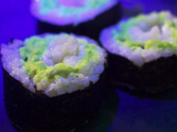 Wouuw.. Glowing Sushi Ini Bisa Menyala Dalam Gelap!