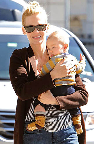 Rahasia tersebut adalah dengan mengonsumsi plasenta January Jones