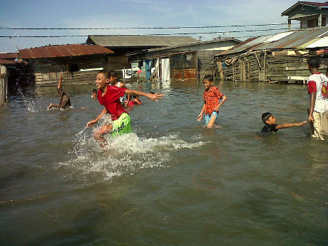 Selain Supermoon, Banjir Rob Di Medan Juga Disebabkan Curah Hujan Tinggi [ www.BlogApaAja.com ]