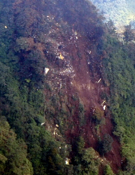 Puing Pesawat SSJ100 yang jatuh menabrak Gunung Salak