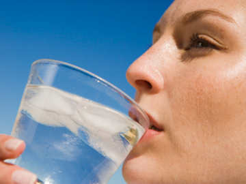 Banyak Minum Air Tenyata Beresiko Untuk Kesehatan