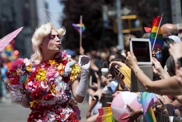 Warna-warni Pawai Heboh Para Gay di NY