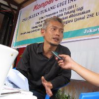 http://www.jadigitu.com/2012/12/di-indonesia-sarjana-hukum-jadi-tukang.html