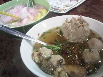 Sluuurp! Gurih-gurih Kenyal Bakso Urat Boboho