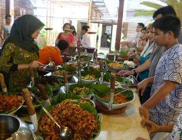 Wuih Sedapnya, Kering Jengkol Plus Gepuk Beralas Daun Pisang
