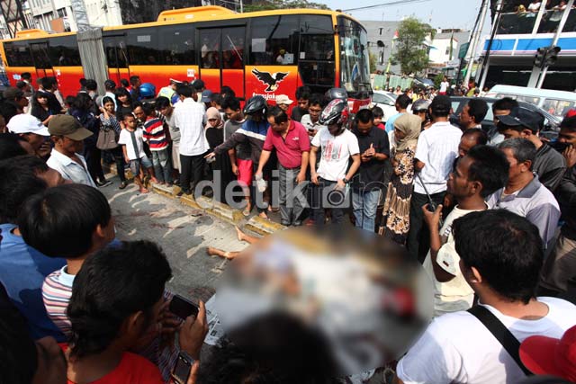 laka tabrak-lindas di Gadjahmada (sumber: detikfoto) laka tabrak-lindas di Gadjahmada (sumber: detikfoto)