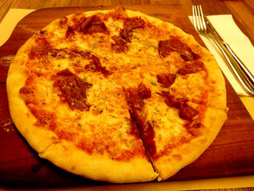 Pizza Renyah dengan Aroma Oregano yang Menawan