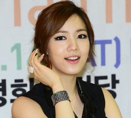 foto-dan-biodata-hwayoung-ketiga.jpg