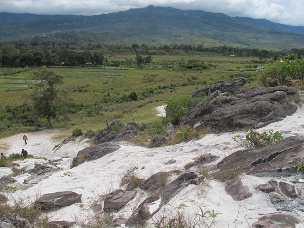 Unik!! Ada Pasir Putih Di Tengah Lembah Baliem | Papua [ www.BlogApaAja.com ]