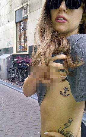 Gambar Foto Hot Tatto Lady Gaga di Dada Payudara Bugil