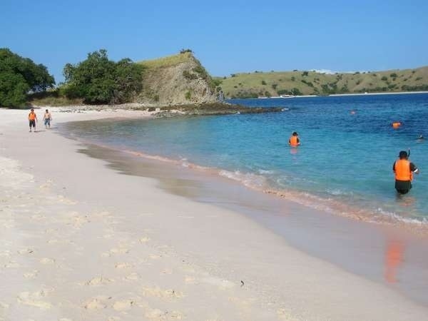 4 Pantai Dengan Pasir Berwarna Paling Ajaib [ www.BlogApaAja.com ]