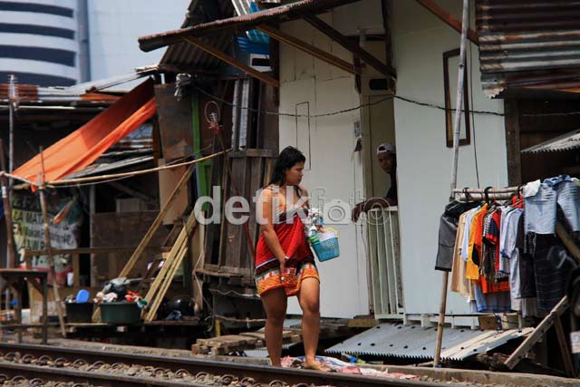 Melihat Aktivitas Warga Kampung Kumuh